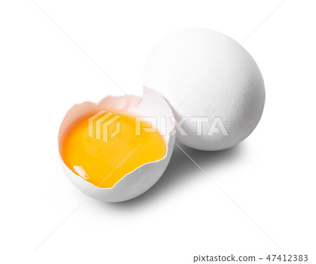 broken and whole chicken eggs 47412383