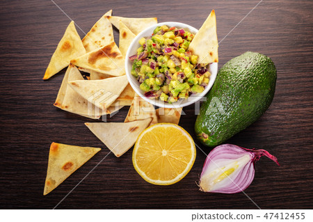 guacamole with corn chips closeup guacamole with corn chips closeup 47412455