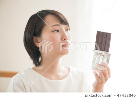 A young lady in a diet that tolerates chocolate 47412840
