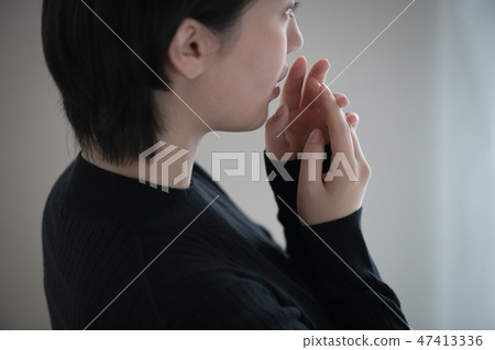 一位關心口臭的年輕日本女士 47413336