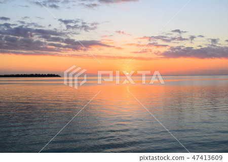 Setting sun Setting sun 47413609