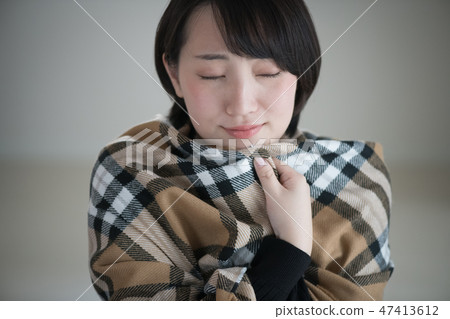 在毯子包裹的一名年輕日本婦女 47413612