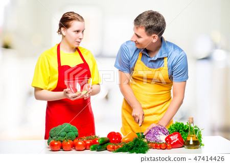 young couple preparing healthy vegetable salad 47414426