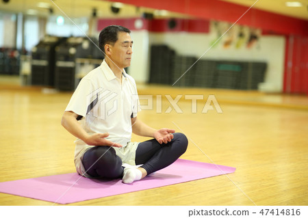 Men in their 60s attending a sports gym 47414816