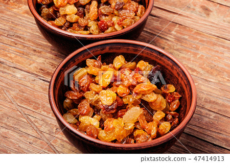 Ceramic bowl with raisins Ceramic bowl with raisins 47414913