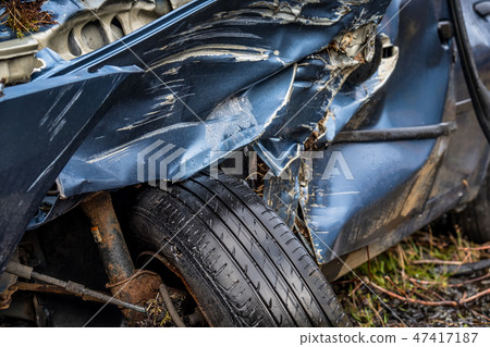Total loss car with broken windscreen, axle fracture and police barrier band 47417187