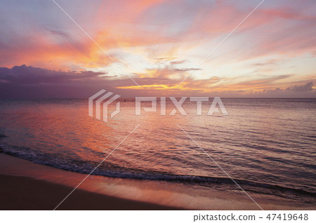 在日落海灘的日落在夏威夷奧阿胡島 在日落海灘的日落在夏威夷奧阿胡島 47419648