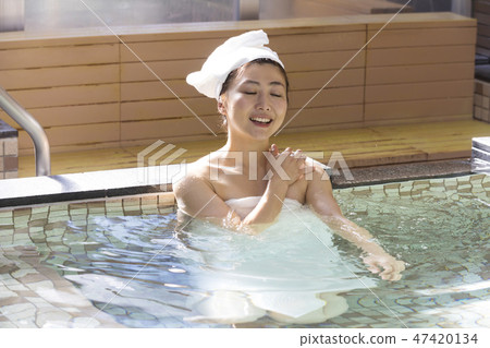 Young lady, bath, hot spring, hot spring facilities, public bath, public bath, natural hot spring, super public bath 47420134