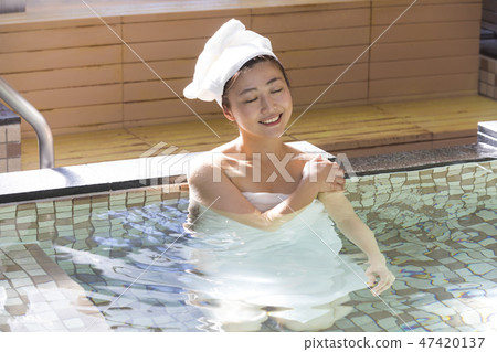 年輕的女士，浴室，溫泉，溫泉設施，公共浴室，公共浴室，天然溫泉，超級公共浴室 47420137