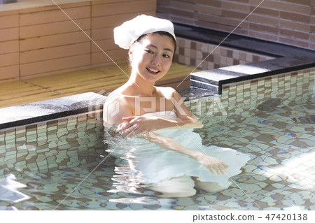 年輕的女士，浴室，溫泉，溫泉設施，公共浴室，公共浴室，天然溫泉，超級公共浴室 47420138