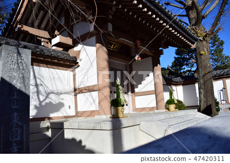 在東京都杉並區的Wada Koenji的Yamado和新年裝飾 在東京都杉並區的Wada Koenji的Yamado和新年裝飾 47420311