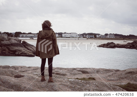 Girl and the Sea 47420638
