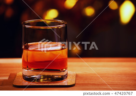 ice whiskey glass gold bokeh  47420767