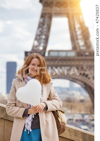 girl on the background of the Eiffel Tower 47420837