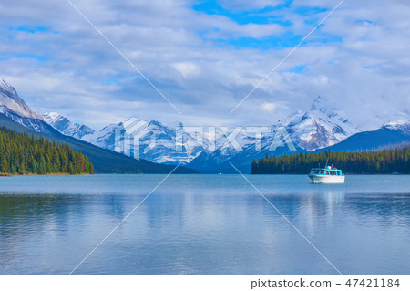 Canada Jasper National Park Maligne Lake Canada Jasper National Park Maligne Lake 47421184