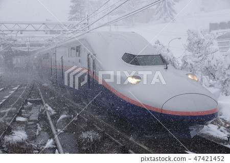 Joetsu Shinkansen Max when arriving at Gala Yuzawa Joetsu Shinkansen Max when arriving at Gala Yuzawa 47421452