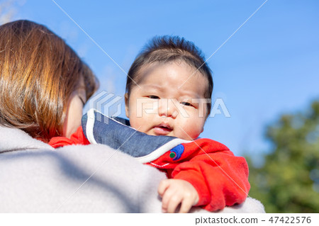 父母和孩子散步 47422576