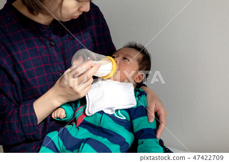 母乳喂養的母親和嬰兒 47422709