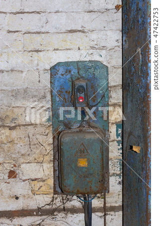 Dirty old electric switch 380 volts in the web and rust with Knoop start and stop 47422753