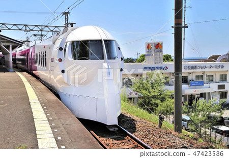 Rapito peach stopping at Nankai Wakayama Port station 47423586