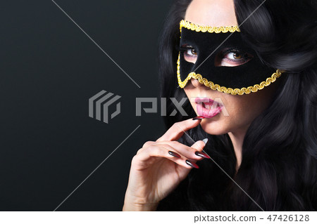 Atractive young woman with venice mask studio portrait 47426128