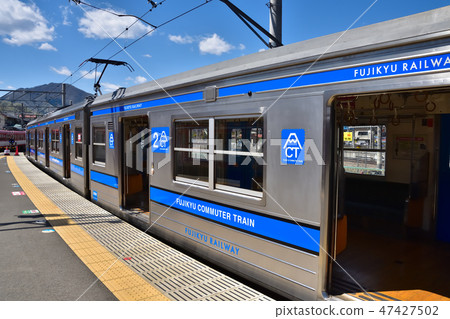 山梨富士急線6000系列列車停在大月站 47427502