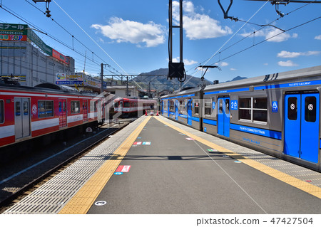 山梨富士急線6000系列列車停在大月站 47427504