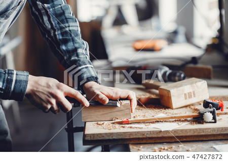 The carpenter works with a tree 47427872