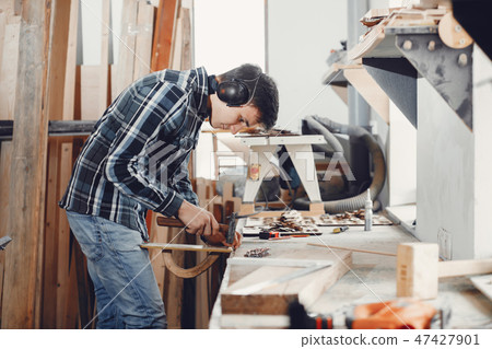 The carpenter works with a tree 47427901