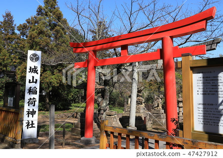 在島根縣松江市的小泉八雲先生通過的城山稻荷神社入口的鳥居 47427912