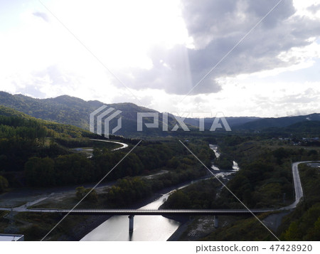 Shoopalom水壩風景在Yubari市,在雨以後的北海道 Shoopalom水壩風景在Yubari市,在雨以後的北海道 47428920