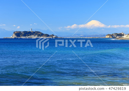 富士山和江之島在晴朗的天氣 富士山和江之島在晴朗的天氣 47429819