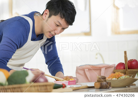 Dad making children's lunch 47430206