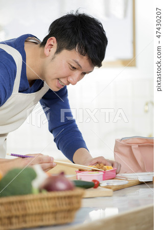 Dad making children's lunch 47430207