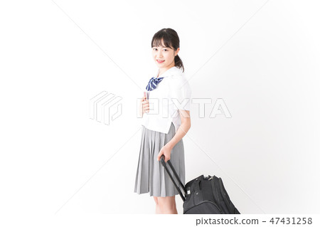 A young girls high school student who is traveling abroad / school excursion 47431258