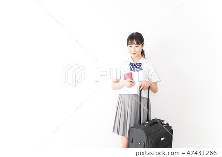 一個年輕女孩高中生出國旅遊/學校遊覽 一個年輕女孩高中生出國旅遊/學校遊覽 47431266