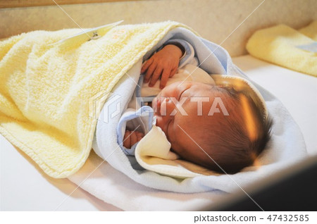 Born newborn 47432585