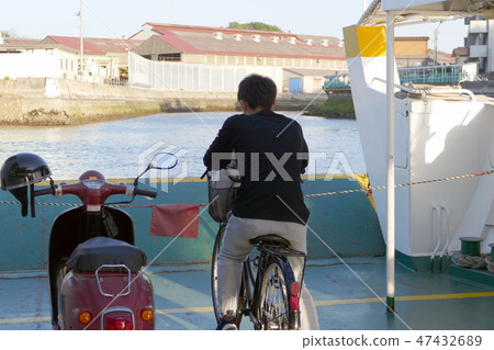 渡輪橫渡的自行車和自行車 47432689