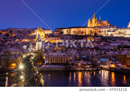 捷克雪化妝布拉格查理大橋和布拉格城堡 47433218