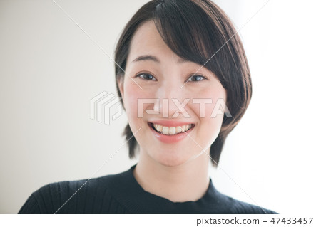 年輕日本夫人微笑的畫象 47433457