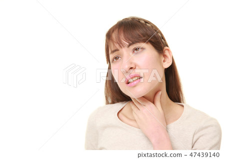 對民族昆蟲感興趣的混合女士 對民族昆蟲感興趣的混合女士 47439140