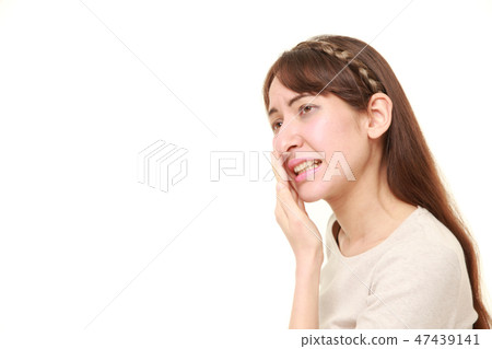 混合的夫人遭受牙痛痛苦 47439141