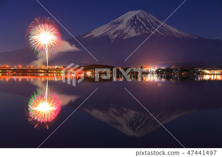 [Yamanashi] Upside down Fuji and Lake Kawaguchi winter fireworks 47441497