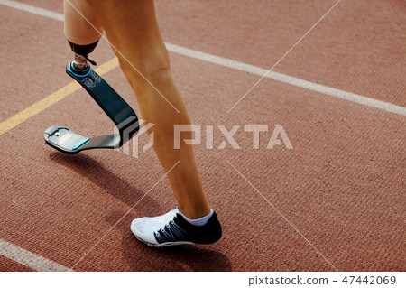 amputee woman runner with prosthetic amputee woman runner with prosthetic 47442069