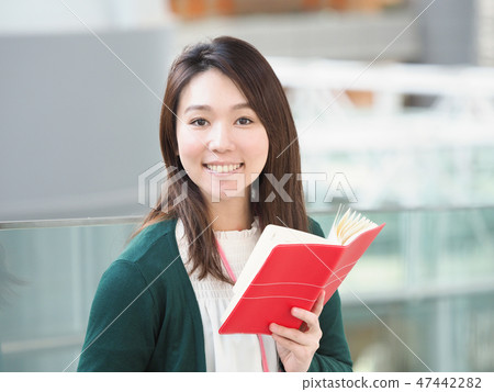 Business woman with red notebook 47442282