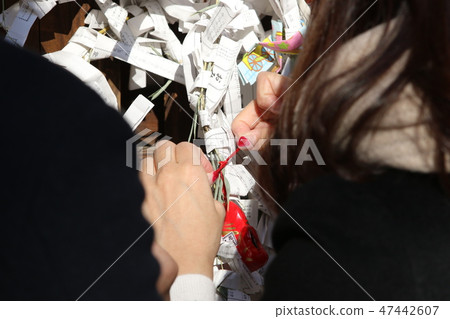 Hands for tying fortunes Red thread Men and women 47442607