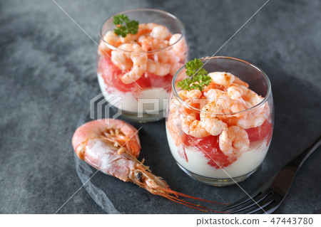 Appetizer. Shrimp with grapefruit and cream 47443780