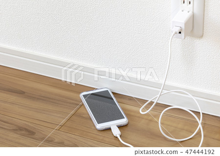 從插座充電智能手機 47444192