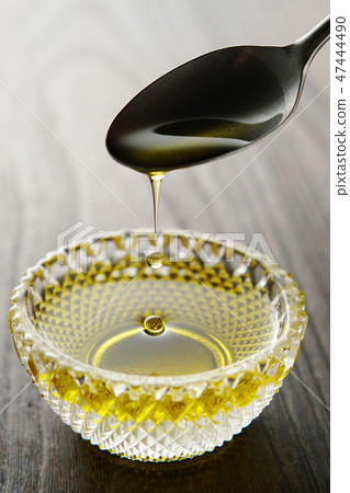 Olive oil dripping from the spoon Olive oil dripping from the spoon 47444490