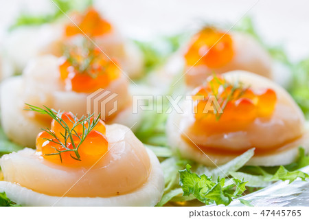Scallops and turnip carpaccio salad 47445765